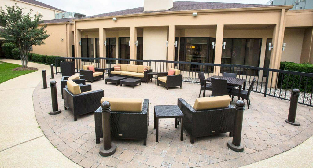 Courtyard By Marriott Dallas Arlington Entertainment District Exterior photo